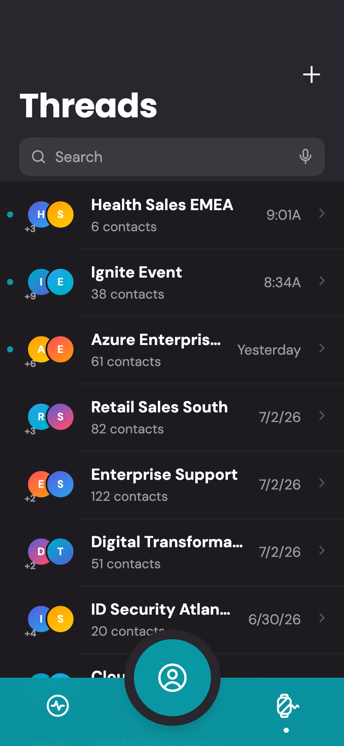 La pestaña Threads lista siete campañas por número de contactos; al abrir Health Sales EMEA se ven sus recuentos de contactos, llamadas, chats, videos y correos, y el control de información muestra la página del hilo, su número de teléfono y el código del widget.