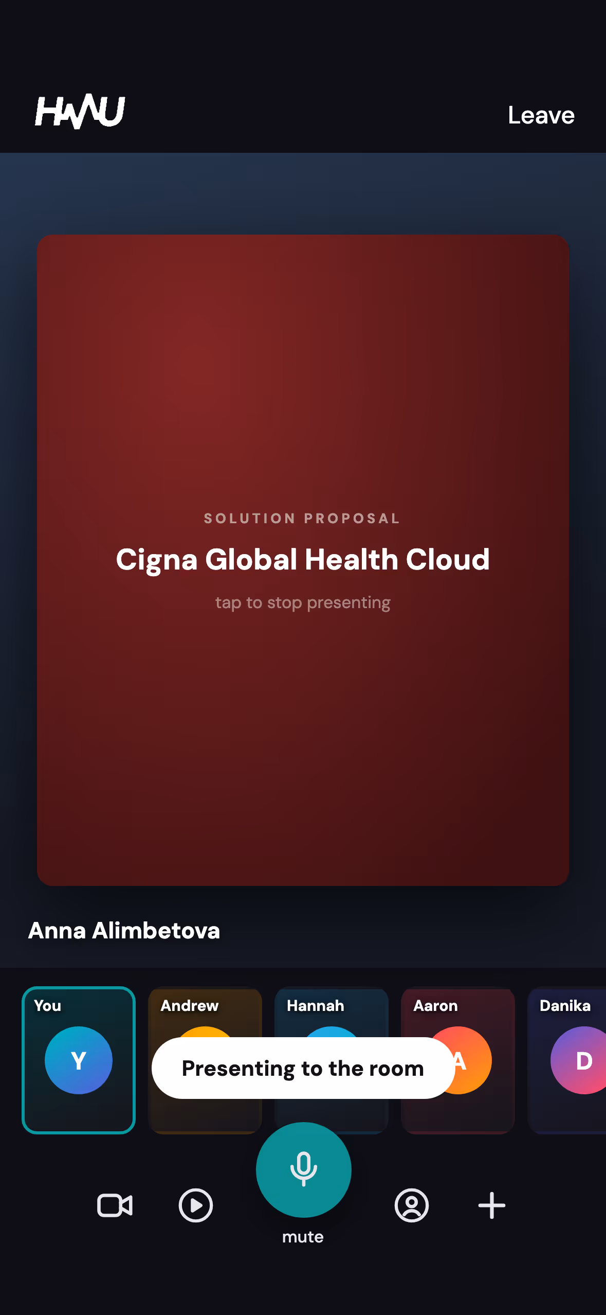 Se abre una sala de video con cinco participantes; el control de agregar muestra una hoja Present con iCloud Drive, una carpeta HMUploads y dos archivos recientes; al elegir el PDF de la propuesta, aparece en pantalla para la sala.