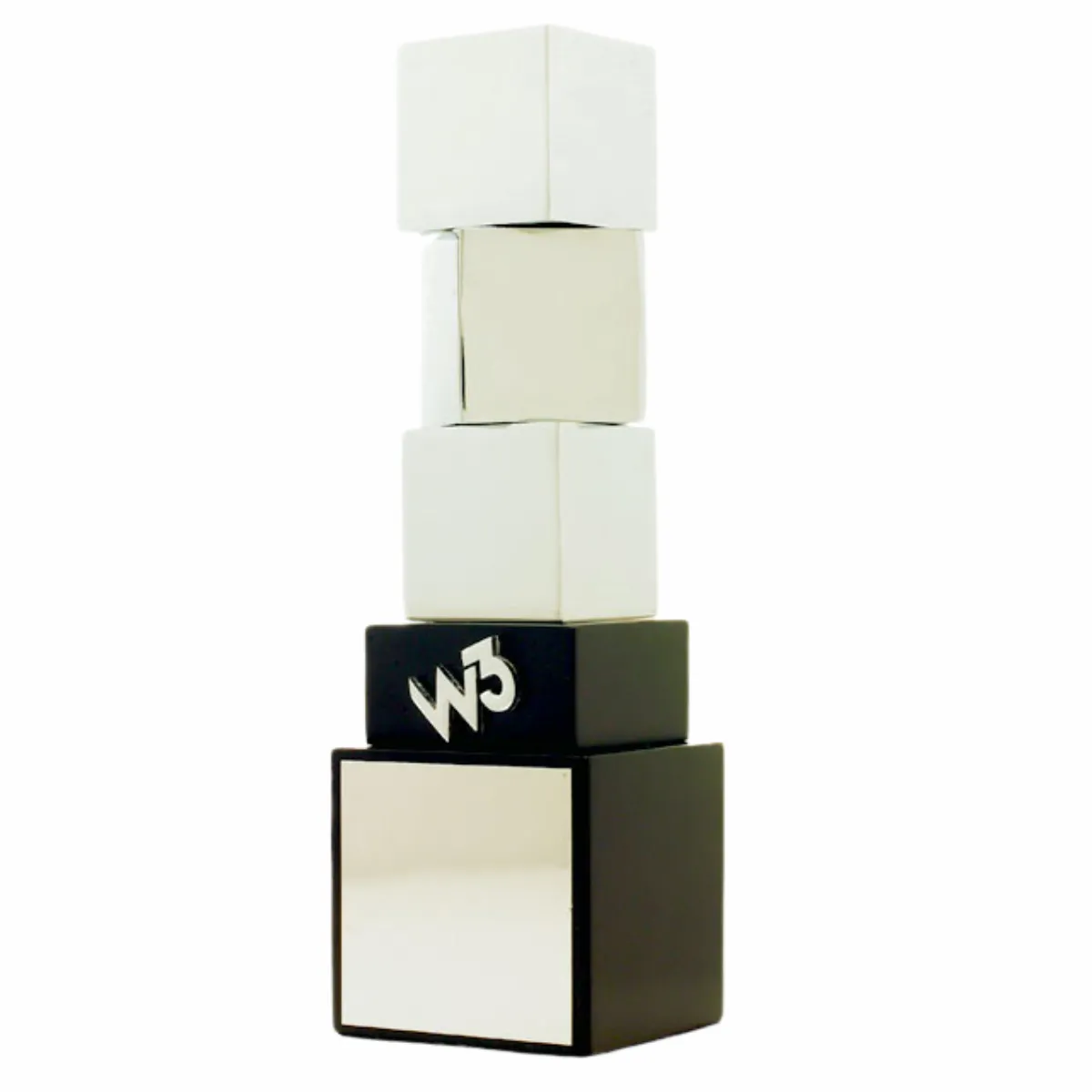 Una estatuilla W3 Silver: tres cubos plateados apilados sobre una base negra con la marca W3 y una placa plateada en blanco. Una fotografía de producto del premio, no la estatuilla enviada en 2010.